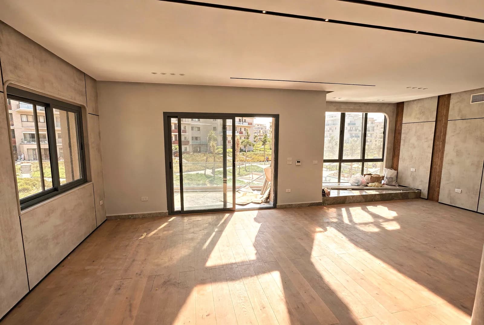 4-bedroom apartment in SODIC Villette — reception with garden-level windows